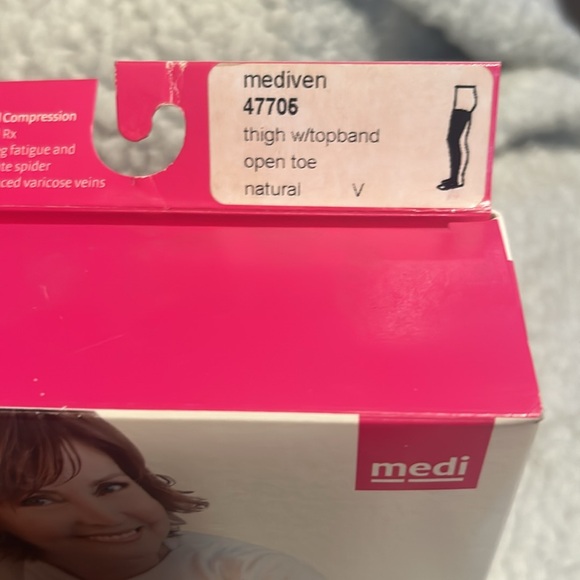 Mediven 47705 Compression thigh w/topband 20-30 mmHg Natural V open toe - Picture 2 of 6